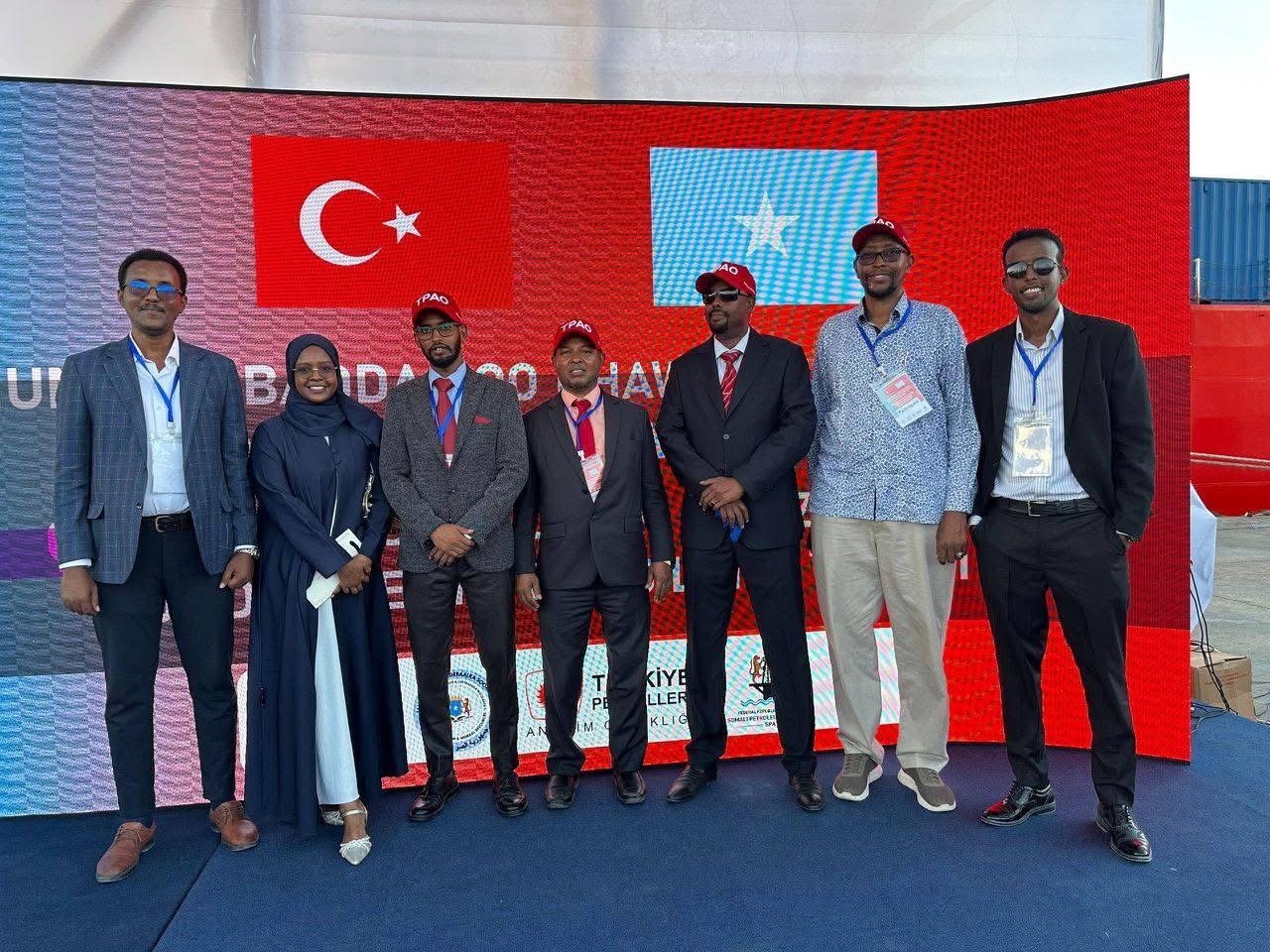 Wasiirka wasaaradda ganacsiga WM Hon Cabdiweli Xuseen Maxamuud oo qayb ka ahaa Soo dhowaynta Markabka qodista Shiidaalka Soomaaliya