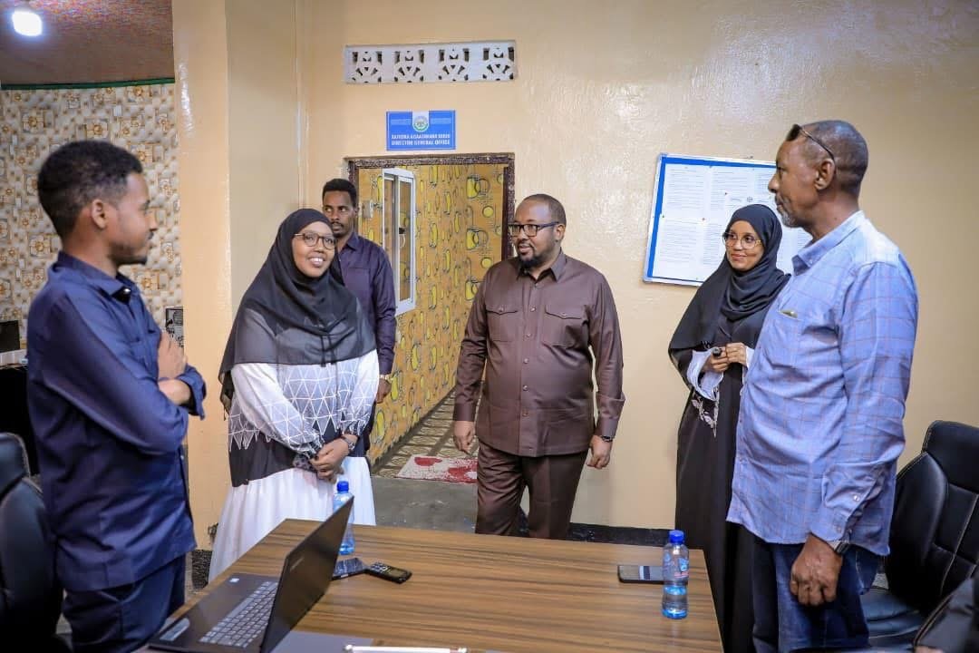 Madaxwaynaha Dawlad waqooyi bari oo kormaer kusoo gaashay wasaaradda Ganacsiga WM Waqooyi bari